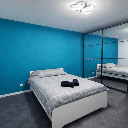 Villa Design, Piscine Chauffee Et Jacuzzi Douzy