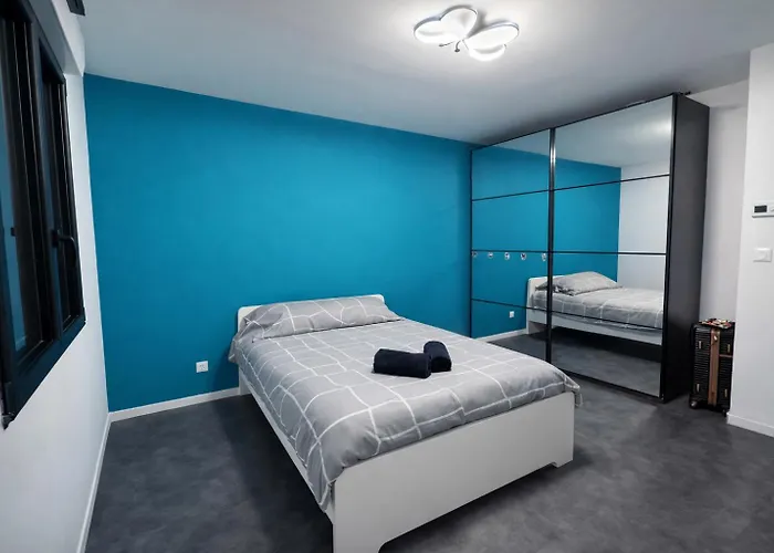 Villa Design, Piscine Chauffee Et Jacuzzi Douzy